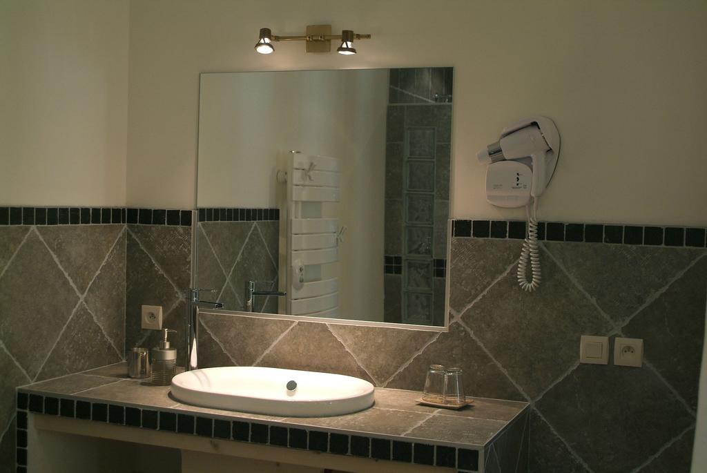 Chateau Du Beugnon Bed & Breakfast Tigné Стая снимка
