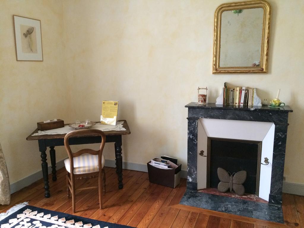 Chateau Du Beugnon Bed & Breakfast Tigné Стая снимка
